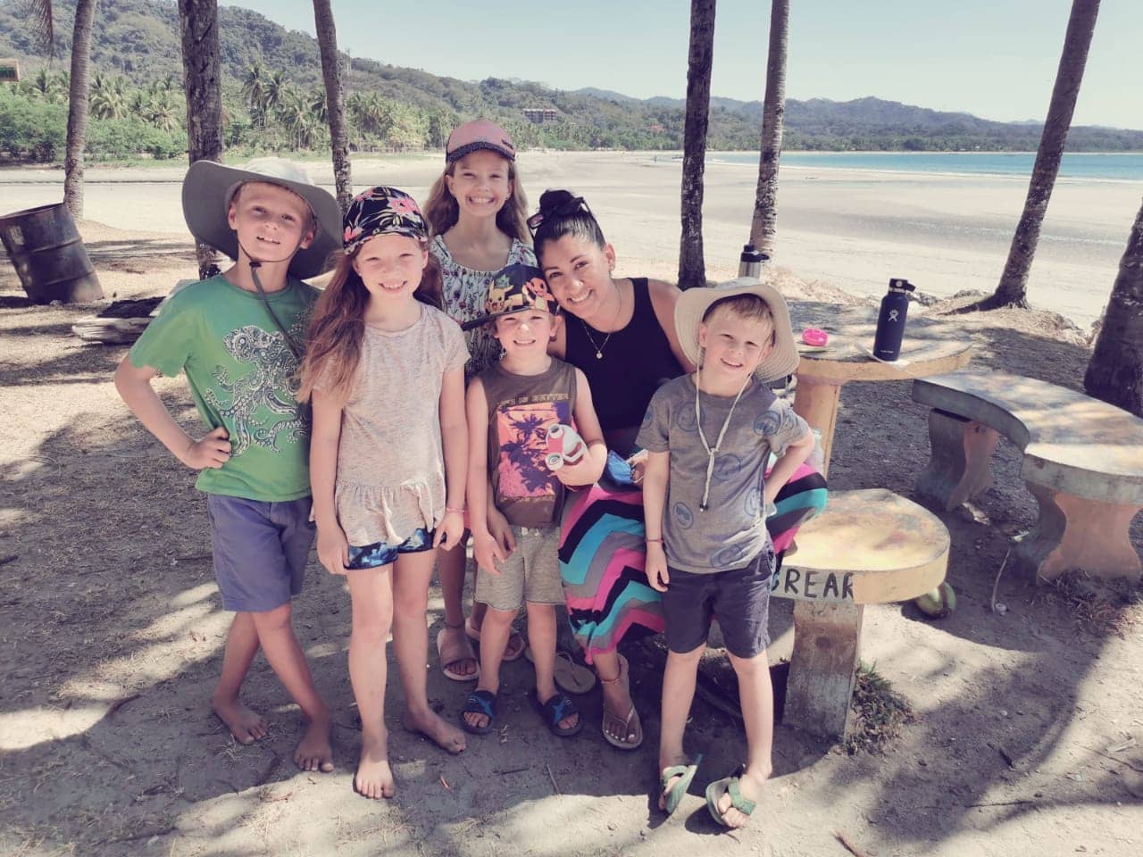 Lehrerin Darihana mit ihrer Kinderklasse am Strand von Sámara spanish program for kids costa rica